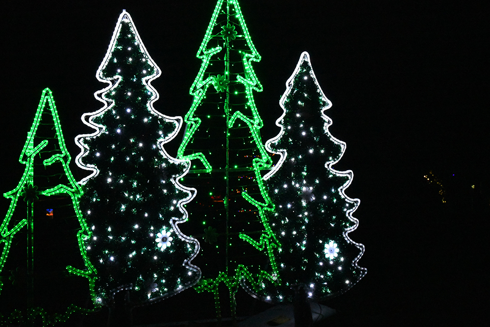 Tree-shaped lighting installation