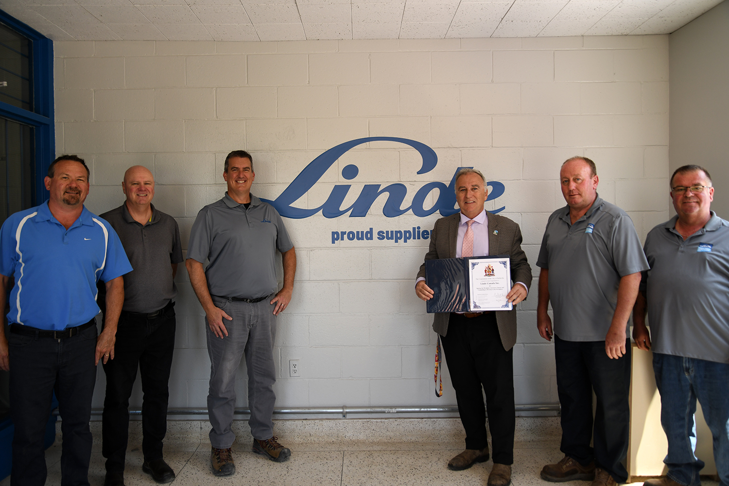 Photo of representatives from Linde and Mayor Ellis with the signed Inclusion Charter.
