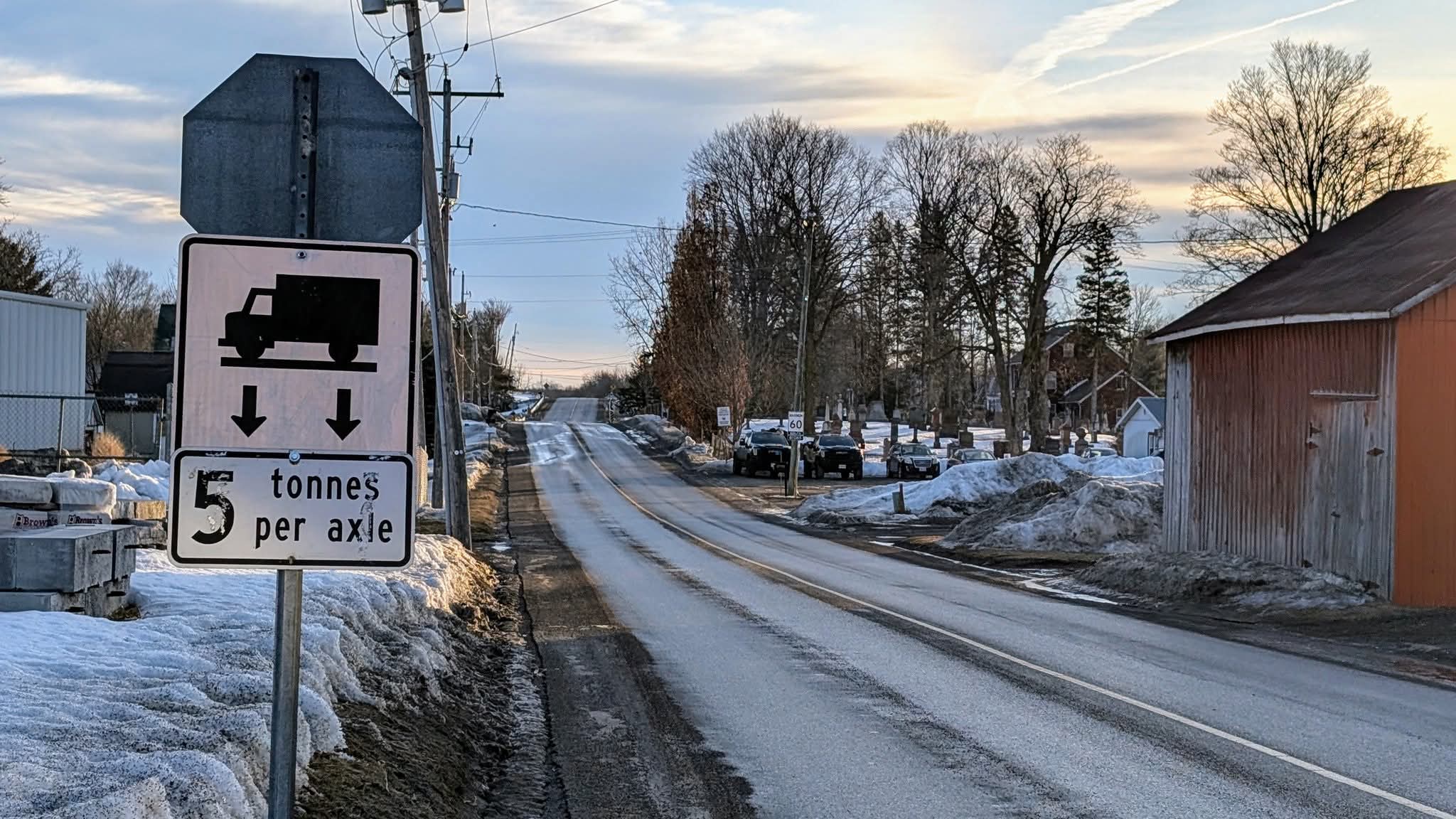 Road signage indicating that trucks are limited to 5 tonnes per axel