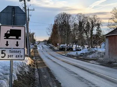 Half-load restriction sign on side of Belleville road